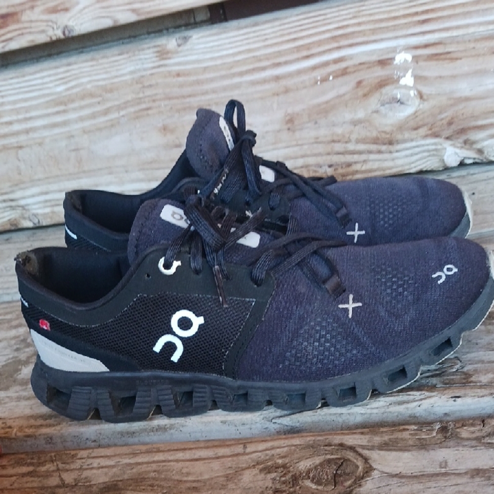 On Running Black Athletic Shoes with Breathable Mesh and Cushioned Sole - Picture 4 of 16